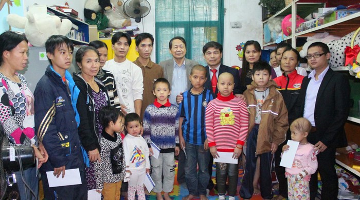Đại diện báo Giáo dục Việt Nam và Ngân hàng Vietin Bank chụp ảnh lưu niệm cùng các cháu bé đang điều trị bệnh ung thư tại bệnh viện K cơ sở 2 ở Tam Hiệp